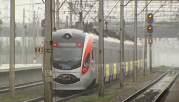В Украине пассажиры остановили поезд, несмотря на карантин. Фото: YouTube, скрин