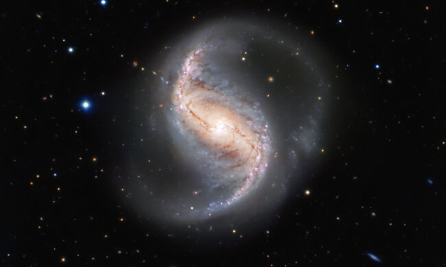 Появилось интересное фото спиральной галактики с перемычкой