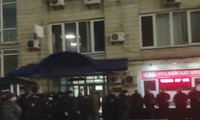 Полиция защищает здание посольства Израиля. Фото: скриншот видео из Telegram