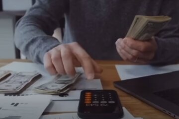 Доллары. Фото: скриншот YouTube-видео