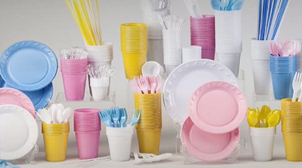 Пластиковий посуд. Фото: YouTube