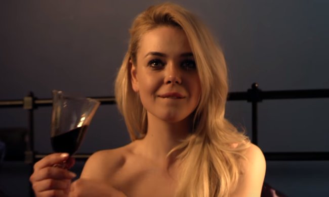 Алина Гросу неожиданно оголилась, фото: скриншот с YouTube