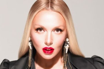 Дикая кошка, а не женщина: Полякова показала, как ест сырые креветки из рук старого торговца