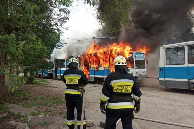 Трамвай вспыхнул посреди улицы в Днепре, сгорел за минуты: подробности, кадры с места ЧП