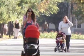 Мамы с детьми на улице. Фото: скриншот YouTube-видео