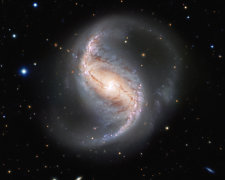 Появилось интересное фото спиральной галактики с перемычкой