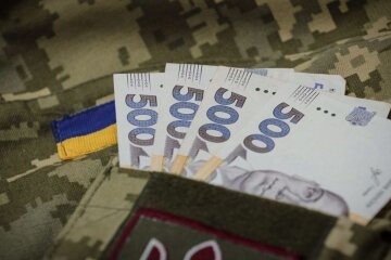 В Раде планируют снять ограничения с пенсий военных. Фото: Стена