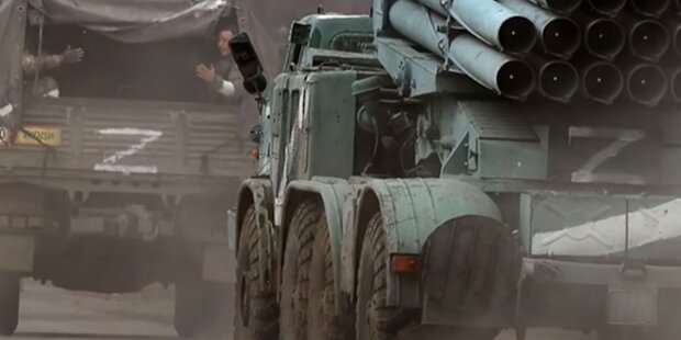Российские оккупанты на военной технике. Фото: скриншот YouTube-видео