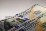 Долар похитнувся, а євро набирає обертів: обмінки та банки оновили курс валют на суботу, 23 грудня
