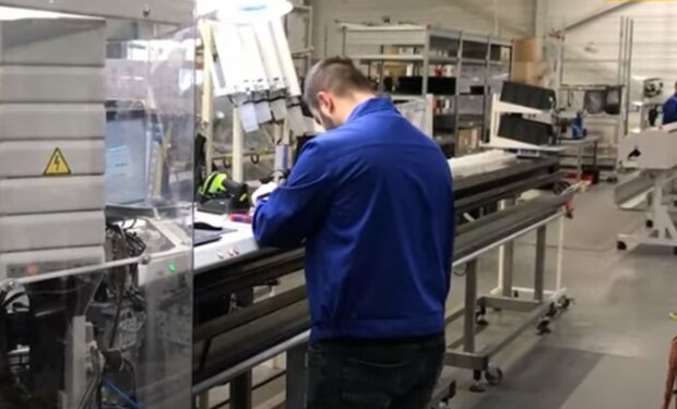 Работа на заводе. Фото: скриншот YouTube-видео