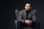 Новое фото Хабенского с дочками: таким вы его еще не видели