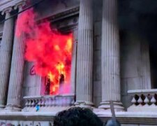 В Гватемале подожгли здание парламента. Фото: скриншот YouTube