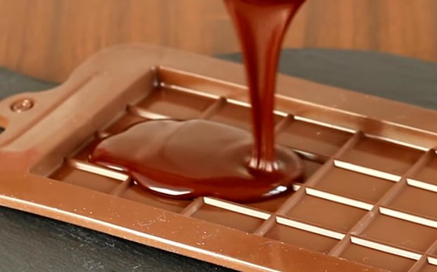 Шоколад способствует выработке гормона счастья. Фото: скрин youtube