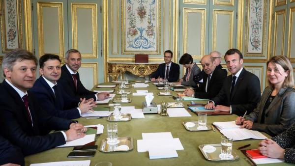 Встреча прошла в неформальной обстановке. Президент Франции побеседовал с Зеленским
