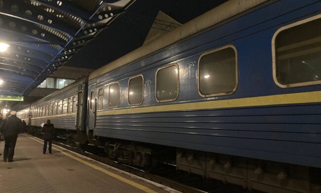 Поїзд Укрзалізниці на станції