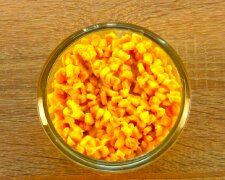 Консервированная кукуруза со сливочным маслом. Фото: YouTube