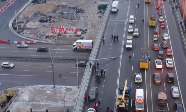 Кто виновен в падении электростолбов на Шулявском мосту. Фото: YouTube, скрин