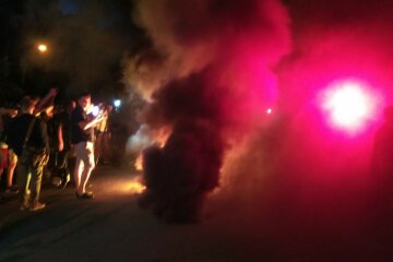 «Чтобы пьяные менты понесли наказание»: украинцы атаковали здание МВД и зажгли  файеры, требуют срочного наказания