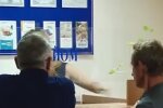 Минфин расширил список банков, через которые украинцы могут получать выплаты. Фото: скрин YouTube