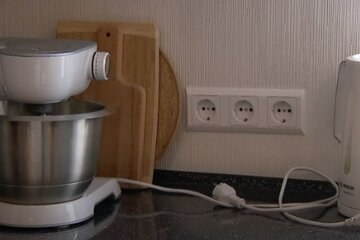 Эксперт рассказал, какая техника наиболее уязвима к скачкам напряжения. Фото: скриншот YouTube-видео