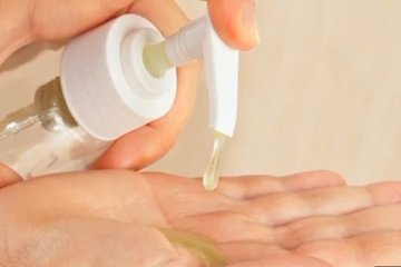 Дерматологи рассказали, нужно ли часто пользоваться антисептиком. Фото: скриншот Youtube