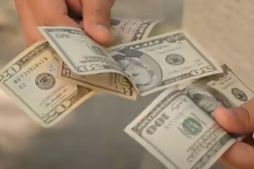 Доллары. Фото: скриншот YouTube-видео