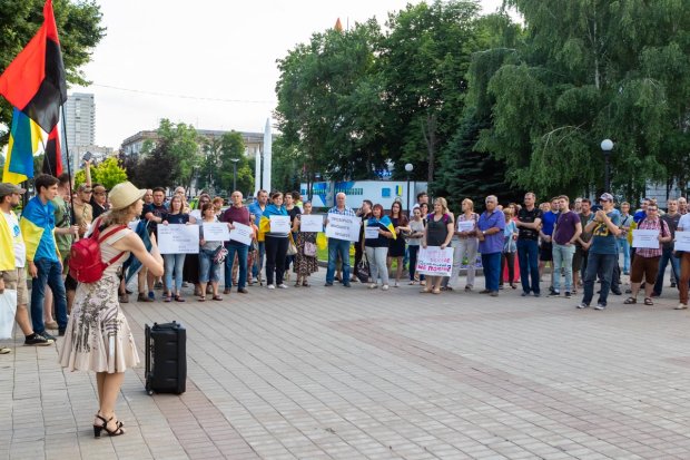 «Путин убивает, Зеленский покрывает»: в Днепре митинговали против капитуляции Украины