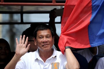 Президент рассказал, что очень любил мужчин. Но потом как-то вылечился