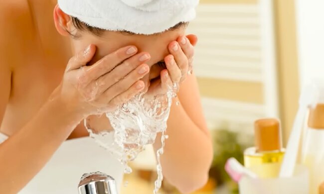 Умывание, лицо. Фото: YouTube