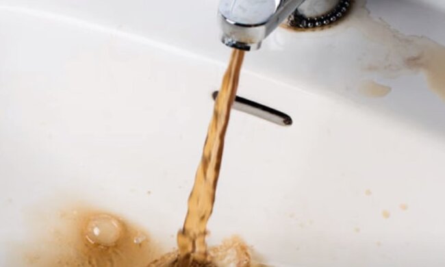 Жовта вода з крана. Фото: скриншот Youtube-відео