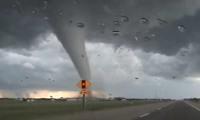 По Китаю прошелся гигантский "торнадо дьявола": появились фото и видео разрушений