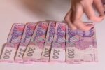 Купюры в 200 грн. Фото: скриншот YouTube-видео