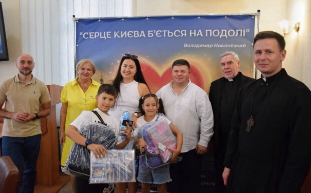У Подільському районі передали шкільне приладдя дітям родин загиблих Захисників України
