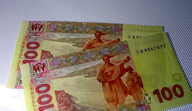 Українців хочуть оподаткувати додатковими податками. Фото: YouTube
