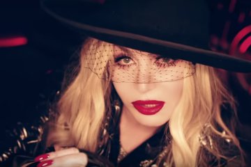Ирина Билык, кадр из клипа "Красная помада"