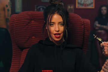 Надя Дорофеева, кадр из клипа группы "Время и Стекло" - "ЛОХ"