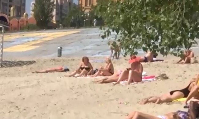 Киевляне штурмуют пляжи столицы: жара заставила снять маски и расслабиться