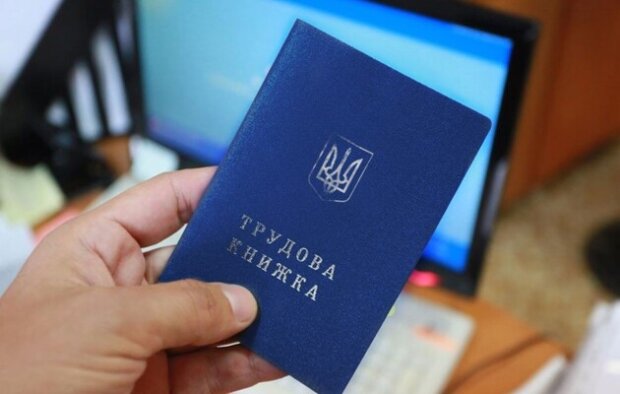 Черги до ПФУ: українці масово оцифровують трудові книжки