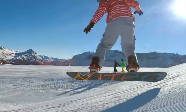 В Карпатах посреди лета катаются на сноубордах. Фото: скрин youtube