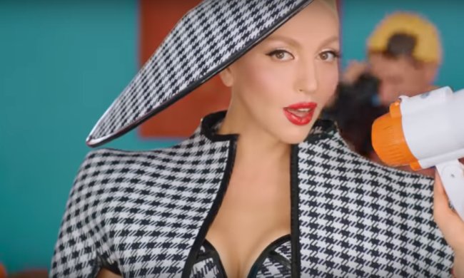 Оля Полякова, фото: скриншот YouTube