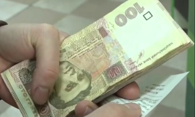 Гроші, квитанції, субсидії, борги. Фото: скріншот Youtube