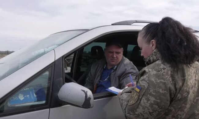 Видача повістки. Фото: скріншот YouTube-відео