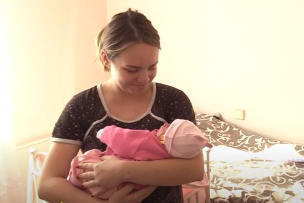 Мама з новонародженою дитиною. Фото: скріншот YouTube-відео