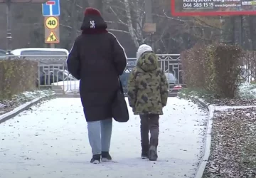 Мама з сином. Фото: скріншот YouTube-відео