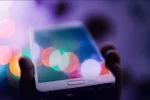 Смартфони та ноутбуки на полицях магазину
