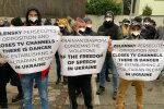 Под посольством Украины в Праге прошел митинг украинской диаспоры в поддержку незаконно закрытых телеканалов