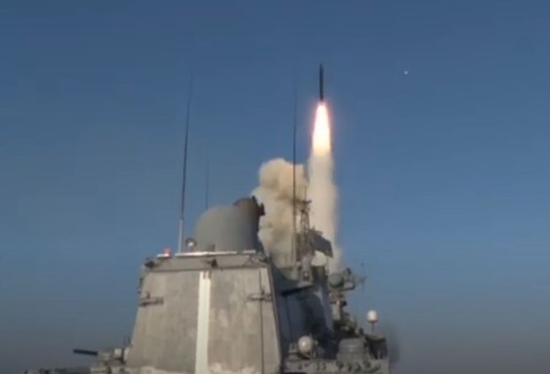 Запуск ракети рф "Калібр" з Чорного моря. Фото: скріншот YouTube-відео