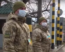 На украинской границе не только проверяют документы, но и меряют температуру. Фото: скриншот YouTube
