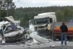 Под Киевом масштабное ДТП, груды метала и мука на дороге: кабину раздавило полностью