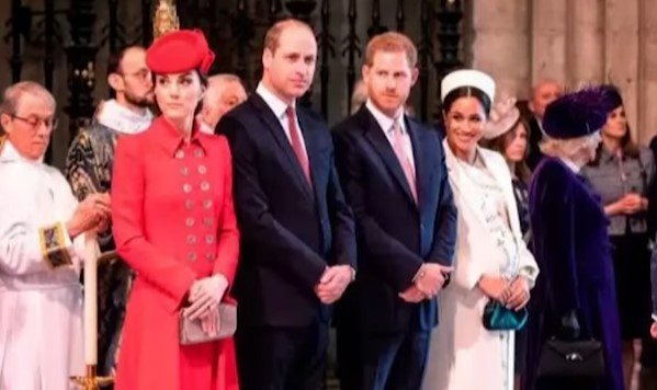 Члены королевской семьи покинули Лондон. Фото: youtube